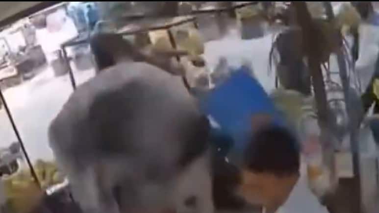सड़क किनारे खड़ा था फल वाला, तभी सांड ने दो टांगों पर ठेले पर लगाई ऐसी छलांग, लोग बोले- सैयारा का रिएक्शन है सड़क किनारे खड़ा था फल वाला, तभी सांड ने दो टांगों पर ठेले पर लगाई ऐसी छलांग, लोग बोले- सैयारा का रिएक्शन है