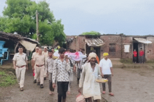पिपलोदी में नहीं जले चूल्हे, एक अर्थी पर लगाए गए सगे भाई-बहन, साथ हो रहा 6 शवों का अंतिम संस्कार
