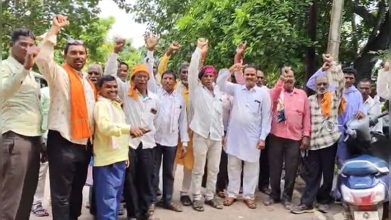 DAP और खाद की कालाबाजारी किसानों की बर्बाद कर रही फसल, कलेक्ट्रेट पहुंच पर सौंपा ज्ञापन