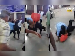 Viral video: सरळ धरलं थेट आपटलं! कणकवली रेल्वे स्थानकात WWE स्टाईल राडा Viral video: सरळ धरलं थेट आपटलं! कणकवली रेल्वे स्थानकात WWE स्टाईल राडा
