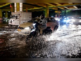 कोई भागा तो कोई फंसा... भारी बारिश के बाद तालाब बनी दिल्ली की सड़कें, देखें VIDEOS कोई भागा तो कोई फंसा... भारी बारिश के बाद तालाब बनी दिल्ली की सड़कें, देखें VIDEOS