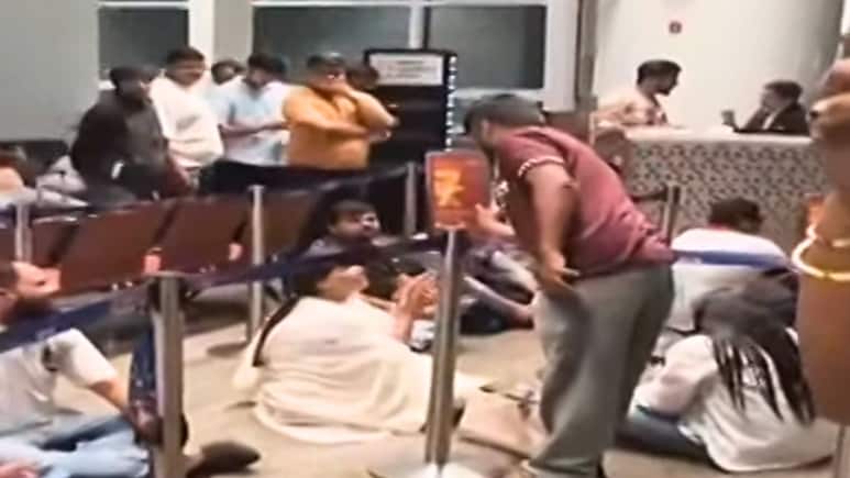 SpiceJet Flight Delayed Multiple Times, Passengers Protest At Delhi Airport SpiceJet Flight Delayed Multiple Times, Passengers Protest At Delhi Airport