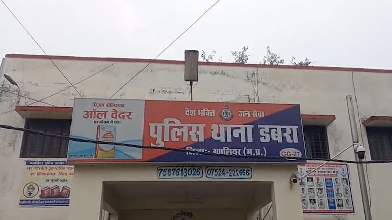 Gwalior Crime: सिपाही निकला चोर; चुराई गई गाड़ी भी मिली, आरक्षक सहित दो चोरों को पुलिस ने दबोचा Gwalior Crime: सिपाही निकला चोर; चुराई गई गाड़ी भी मिली, आरक्षक सहित दो चोरों को पुलिस ने दबोचा