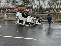 4 Injured As Vehicle In DK Shivakumar&#039;s Convoy Topples In Karnataka