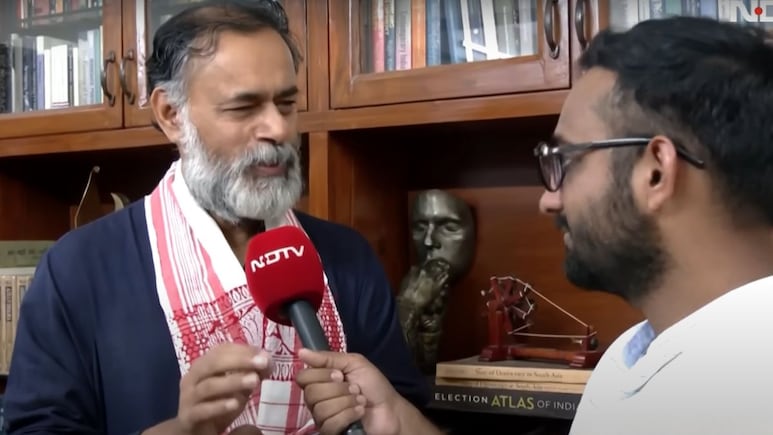 'कमरे में बैठे हैं बीएलओ, सिग्‍नेचर फर्जी', बिहार में वोटर लिस्‍ट रिवीजन पर योगेंद्र यादव का हमला 