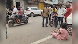 High Voltage Drama: गोद में बच्ची और हाथ में कीटनाशक... बीच सड़क बैठी महिला, जानें - पूरा मामला