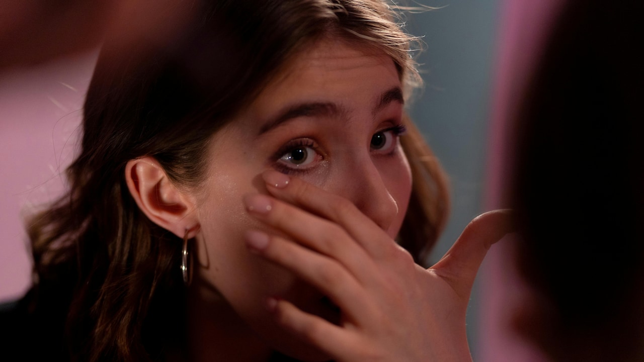 Learn the right techniques to remove waterproof mascara without irritating your eyes