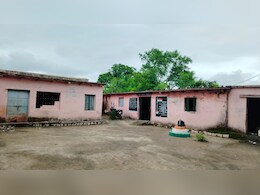 Education System: जर्जर भवन का खौफ, एक साल से खुले आसमान के नीचे पढ़ने को मजबूर है सिदगुवां के बच्चे