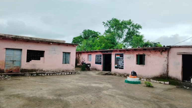 Education System: जर्जर भवन का खौफ, एक साल से खुले आसमान के नीचे पढ़ने को मजबूर है सिदगुवां के बच्चे Education System: जर्जर भवन का खौफ, एक साल से खुले आसमान के नीचे पढ़ने को मजबूर है सिदगुवां के बच्चे