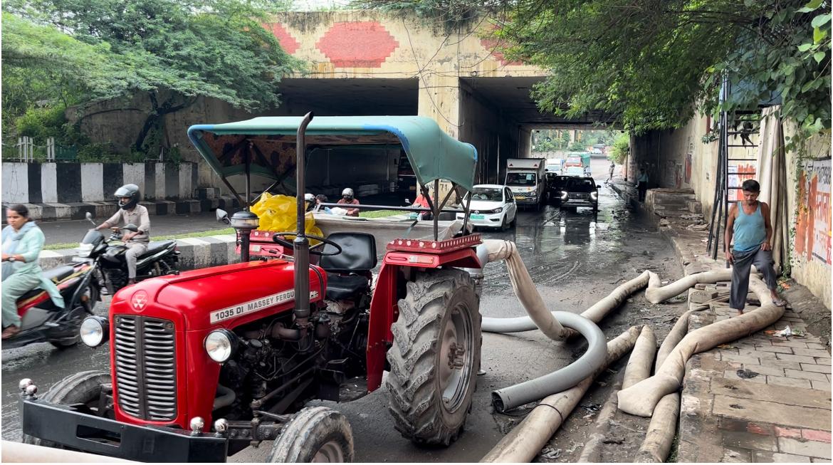 जखीरा अंडरपास के नीचे भरा पानी निकालते पंप. जखीरा अंडरपास के नीचे भरा पानी निकालते पंप.