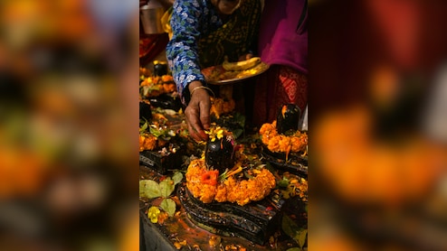 Sawan 2025 : शिवलिंग पर सबसे पहले क्या चढ़ाएं बेलपत्र या जल, जानिए ज्योतिषाचार्य से सही नियम