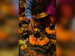 Sawan 2025 : शिवलिंग पर सबसे पहले क्या चढ़ाएं बेलपत्र या जल, जानिए ज्योतिषाचार्य से सही नियम Sawan 2025 : शिवलिंग पर सबसे पहले क्या चढ़ाएं बेलपत्र या जल, जानिए ज्योतिषाचार्य से सही नियम