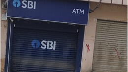 Rajasthan: सीकर के अजीतगढ़ में SBI का ATM उखाड़ ले गए चोर, गार्ड को बंधक बनाकर दिया वारदात को अंजाम