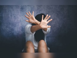 Crime News: सकाळपासून संध्याकाळपर्यंत शाळेतच चिमुरडीवर अत्याचार, शिक्षकासह 5 जणांना अटक Crime News: सकाळपासून संध्याकाळपर्यंत शाळेतच चिमुरडीवर अत्याचार, शिक्षकासह 5 जणांना अटक