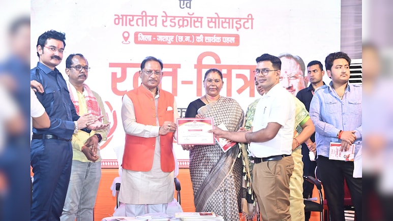 सीएम साय ने रक्त-मित्र पुस्तिका का किया विमोचन, रेडक्रॉस के आजीवन सदस्यों को किया सम्मानित