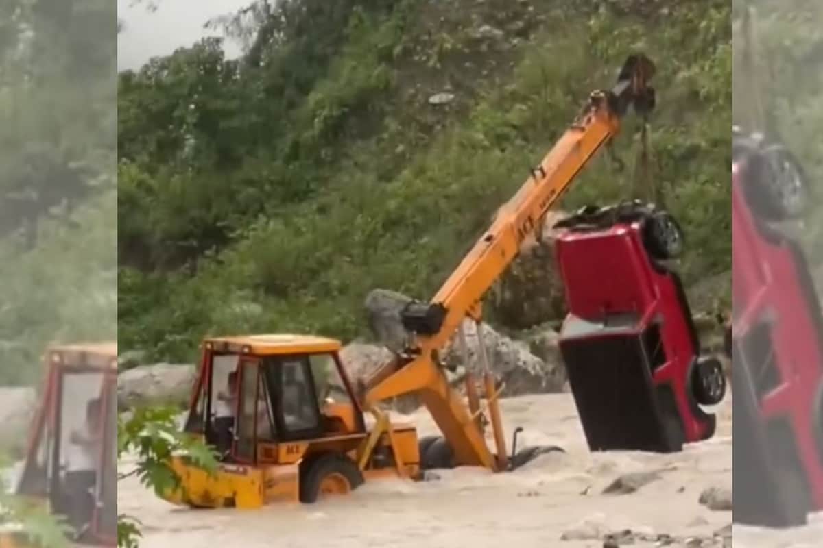 Crane Rescues Mahindra Thar Crane Rescues Mahindra Thar