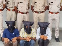 अलवर में ताजिया जुलूस के दौरान ट्रैफिक पुलिसकर्मी पर हुए हमला में 3 आरोपी गिरफ्तार, रास्ता छोड़ने पर हुई थी बहस अलवर में ताजिया जुलूस के दौरान ट्रैफिक पुलिसकर्मी पर हुए हमला में 3 आरोपी गिरफ्तार, रास्ता छोड़ने पर हुई थी बहस