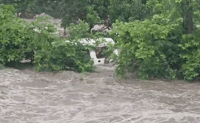 राजसमंद में पानी में फंसी स्कूल वैन, बच्चों की जान पर आफत, NDRF समेत बचाव दल मौके पर