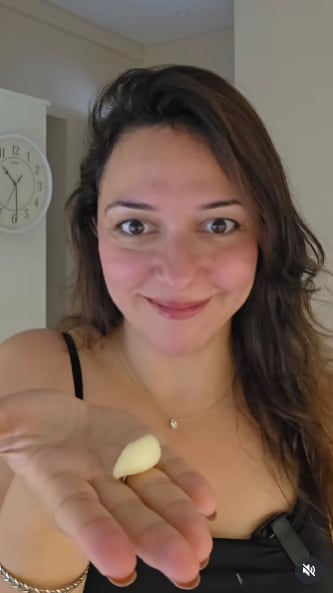 How To Peel Garlic In Seconds? Try Nauheed Cyrusi's Genius Tip