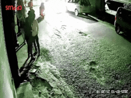 सड़क किनारे खड़े 4 लोगों को कार ने उड़ाया, हादसे का खौफनाक वीडियो देख जाएंगे सहम सड़क किनारे खड़े 4 लोगों को कार ने उड़ाया, हादसे का खौफनाक वीडियो देख जाएंगे सहम