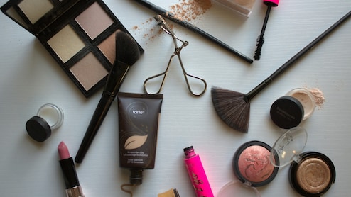 कम प्राइस में पाएं फुल Makeup Kits, Foundation, Primer से लेकर Liner, Mascara तक मिलेगा सबकुछ!