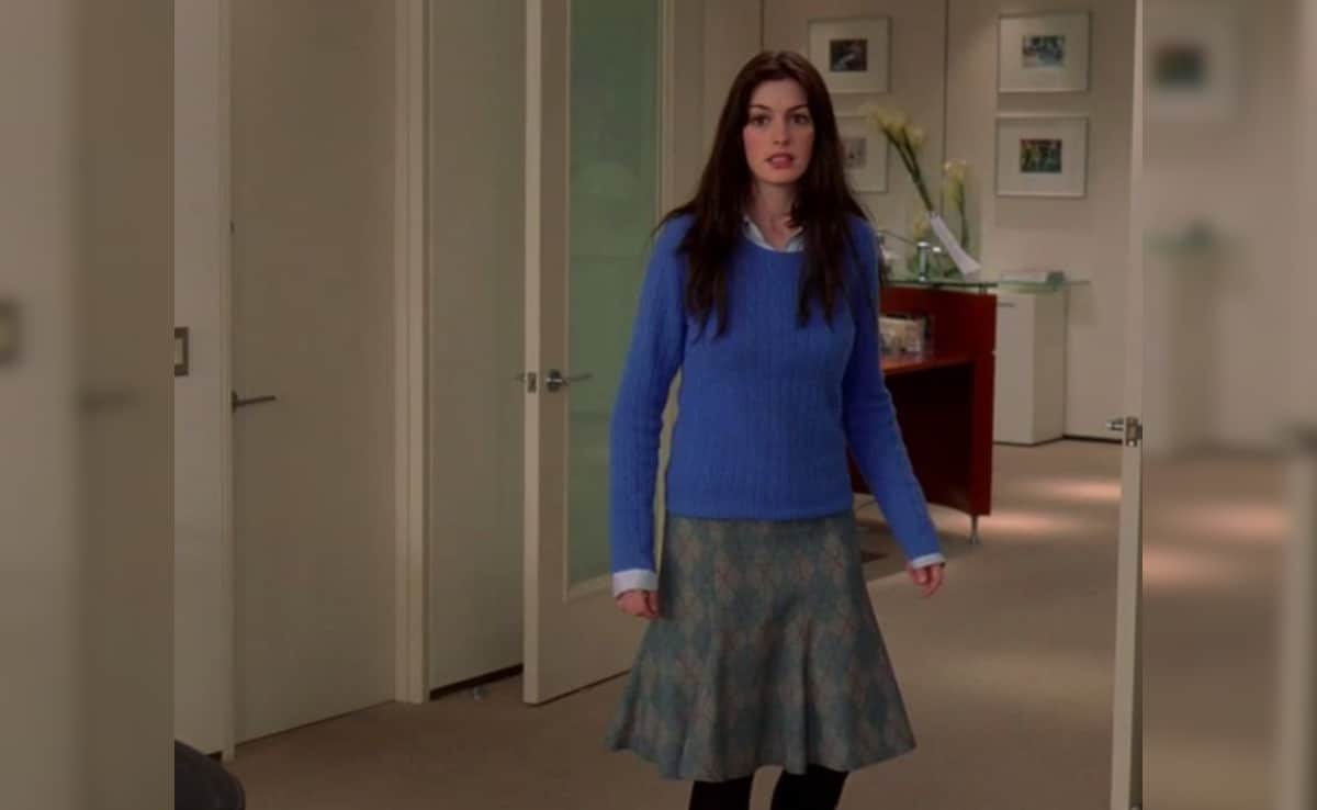 Anne Hathaways blue sweater look. Photo: YouTube/HBO Anne Hathaways blue sweater look. Photo: YouTube/HBO