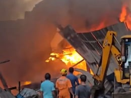 गुजरात: चावल मिल के गोदाम में लगी भीषण आग, दमकल की कई गाड़ियां मौके पर गुजरात: चावल मिल के गोदाम में लगी भीषण आग, दमकल की कई गाड़ियां मौके पर