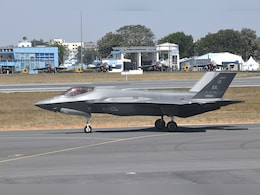 सब थक-हारकर परेशान, 20 दिन से वहीं खड़ा F-35, जानें ब्रिटेन अब भेज रहा कौन-सी स्पेशल टीम