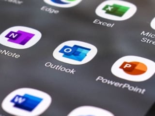 Outlook Outage: Microsoft की सबसे बड़ी मेल सर्विस पड़ी ठप, लाखों यूजर्स परेशान!