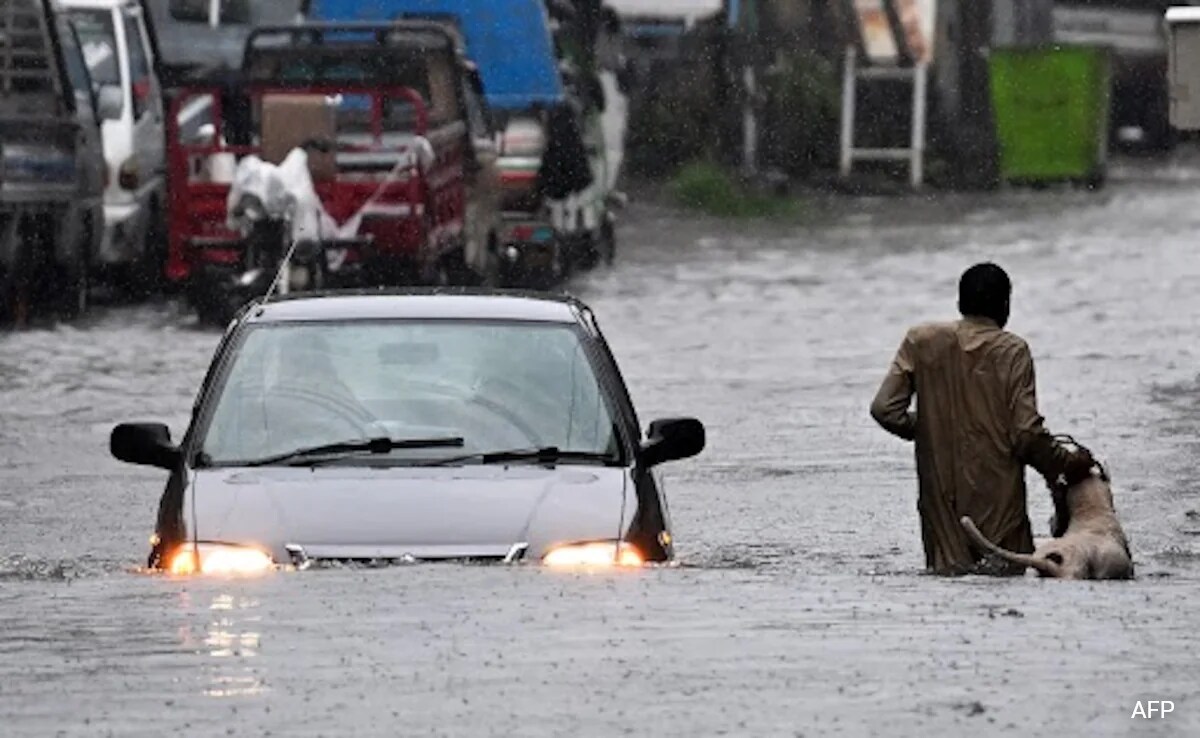 Силните дъждове са свързани с 54 смъртни случая през последните