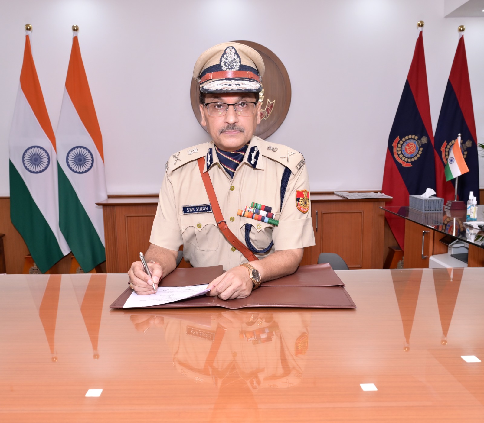 CM पर हमले के बाद दिल्ली में बड़े अफसरों की अदला-बदली, पूर्व कमिश्नर SBK सिंह को मिली तिहाड़ की कमान