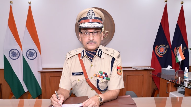 CM पर हमले के बाद दिल्ली में बड़े अफसरों की अदला-बदली, पूर्व कमिश्नर SBK सिंह को मिली तिहाड़ की कमान