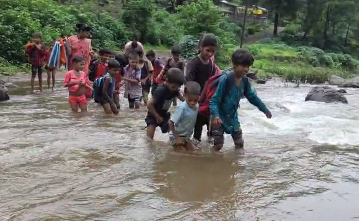 Nandurbar Maharashtra За децата в село заобиколено от хълмове в