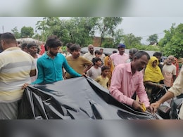 मऊगंज में बारिश की तबाही, गांव में 47 परिवारों के घर धाराशायी, सैकड़ों जिंदगियां हुई बेघर