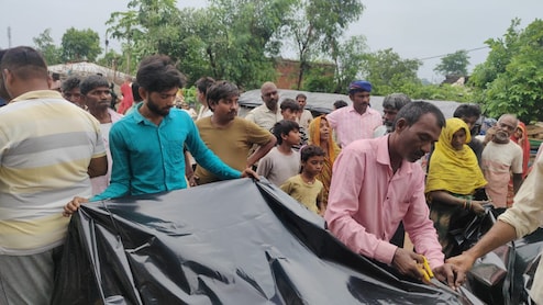 मऊगंज में बारिश की तबाही, गांव में 47 परिवारों के घर धाराशायी, सैकड़ों जिंदगियां हुई बेघर
