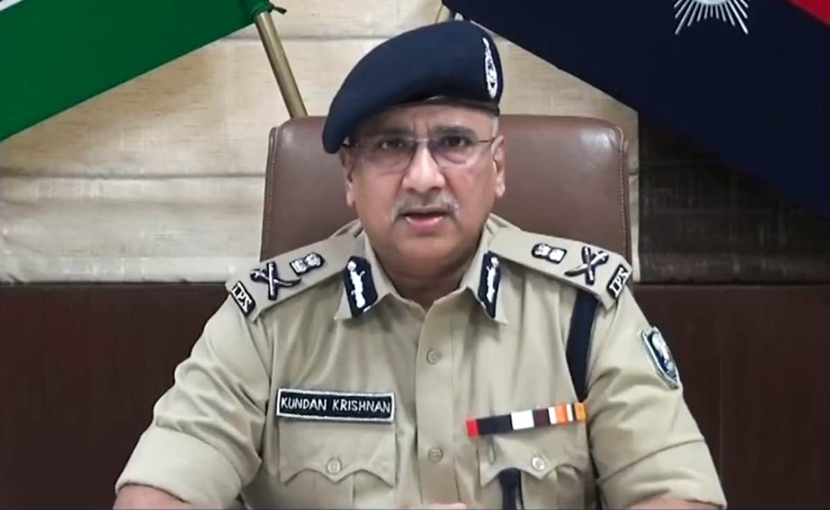बिहार पुलिस के एडीजीपी कुंदन कृष्णन के असंवेदनशील बयान ने विपक्ष को सरकार पर हमले का मौका दे दिया था. बिहार पुलिस के एडीजीपी कुंदन कृष्णन के असंवेदनशील बयान ने विपक्ष को सरकार पर हमले का मौका दे दिया था.