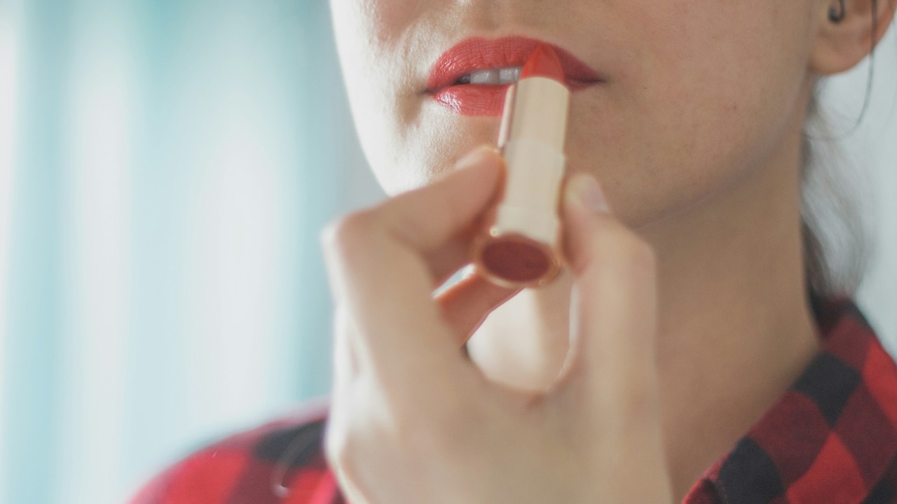 Learn 5 easy tips on how to apply matte lipstick without cracking