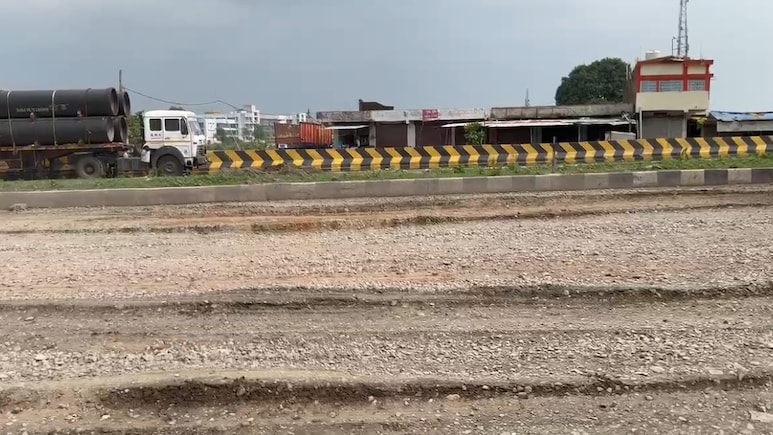 No Repairs In The Offing, UP Residents Hold 'Tehravi' For Broken Road