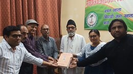 73 साल की उम्र में PHD की डिग्री... रिटायरमेंट के बाद भी जारी रखी पढ़ाई, युवाओं के सामने पेश की मिशाल