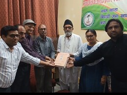 73 साल की उम्र में PHD की डिग्री... रिटायरमेंट के बाद भी जारी रखी पढ़ाई, युवाओं के सामने पेश की मिशाल