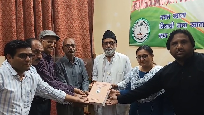 73 साल की उम्र में PHD की डिग्री... रिटायरमेंट के बाद भी जारी रखी पढ़ाई, युवाओं के सामने पेश की मिशाल