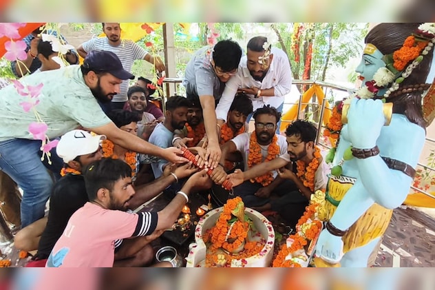 जलाभिषेक करते हुए भक्त जलाभिषेक करते हुए भक्त