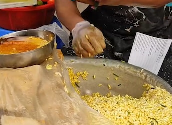 Viral Video Of Making Jhalmuri With Ghugni Gets A Thumbs Down From Foodies Viral Video Of Making Jhalmuri With Ghugni Gets A Thumbs Down From Foodies