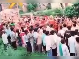 कांवड़ यात्रा के दौरान करंट फैलने से दर्दनाक हादसा, 50 से 60 लोग एक साथ जमीन पर गिरे, 2 की मौत कांवड़ यात्रा के दौरान करंट फैलने से दर्दनाक हादसा, 50 से 60 लोग एक साथ जमीन पर गिरे, 2 की मौत