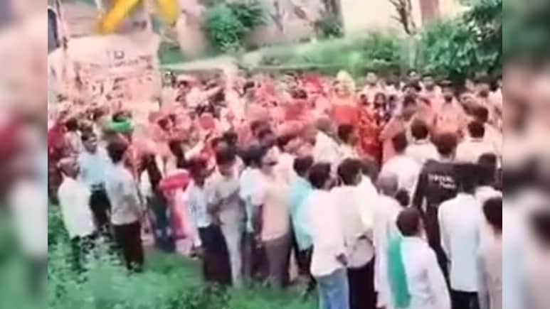 कांवड़ यात्रा के दौरान करंट फैलने से दर्दनाक हादसा, 50 से 60 लोग एक साथ जमीन पर गिरे, 2 की मौत कांवड़ यात्रा के दौरान करंट फैलने से दर्दनाक हादसा, 50 से 60 लोग एक साथ जमीन पर गिरे, 2 की मौत