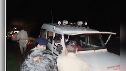 नाले में बही कार, महिला का शव मिला, कार सहित तीन अब भी लापता
