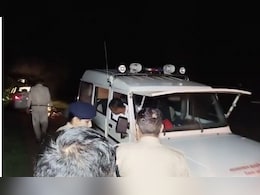 नाले में बही कार, महिला का शव मिला, कार सहित तीन अब भी लापता नाले में बही कार, महिला का शव मिला, कार सहित तीन अब भी लापता