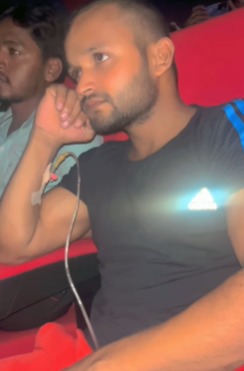 <i>Saiyaara</i> Mania: Fan Attends Screening With IV Drip, Internet Asks "<i>Itni</i> Dedication?"