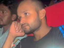 <i>Saiyaara</i> Mania: Fan Attends Screening With IV Drip, Internet Asks "<i>Itni</i> Dedication?" <i>Saiyaara</i> Mania: Fan Attends Screening With IV Drip, Internet Asks "<i>Itni</i> Dedication?"