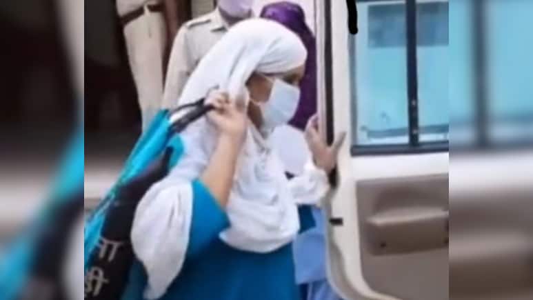 अपनी दलीलों के लिए सोशल मीडिया पर वायरल होने वाली महिला केमेस्ट्री प्रोफेसर को मिली उम्रकैद की सजा अपनी दलीलों के लिए सोशल मीडिया पर वायरल होने वाली महिला केमेस्ट्री प्रोफेसर को मिली उम्रकैद की सजा